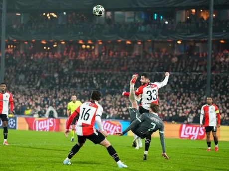 Santiago Gimenez a Dávid Hancko v zápase play-off o osemfinále Ligy majstrov Feyenoord Rotterdam - AC Miláno.