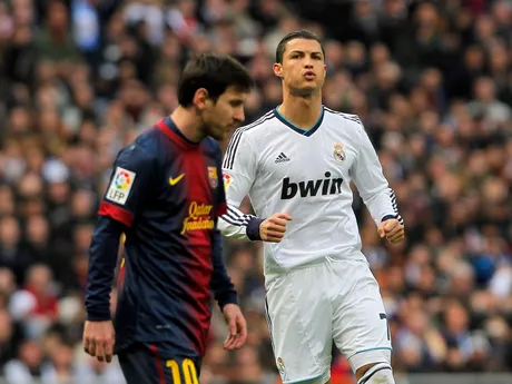 Cristiano Ronaldo a Lionel Messi počas El Clásica v roku 2013.