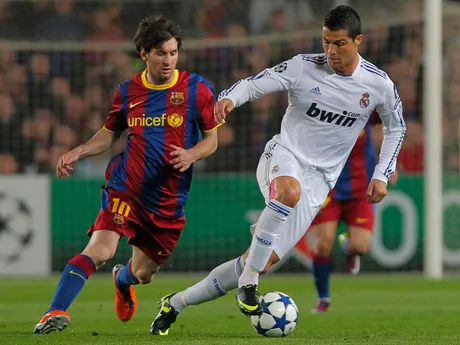 Cristiano Ronaldo a Lionel Messi počas El Clásica v roku 2011.