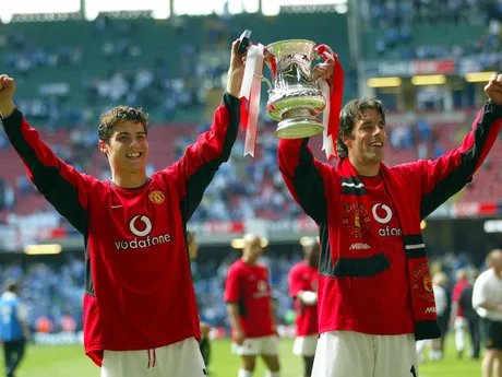 Cristino Ronaldo a Ruud van Nistelrooy oslavujú zisk FA Cupu v roku 2004.