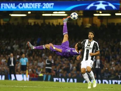 Cristiano Ronaldo dáva gól nožničkami vo štvrťfinále Ligy majstrov v ročníku 2017/18 proti Juventusu Turín.