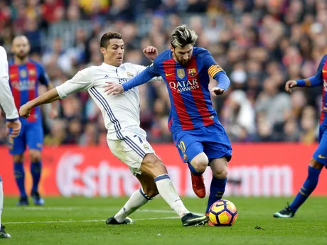 Cristiano Ronaldo a Lionel Messi počas El Clásica v roku 2016.