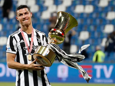 Cristiano Ronaldo v drese Juventusu oslavuje zisk Talianskeho pohára v roku 2021.