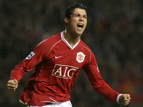 Cristiano Ronaldo v roku 2006 oslavuje gól v drese Manchestru United.