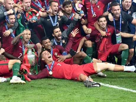 Cristiano Ronaldo oslavuje s Portugalskom víťazstvo na EURO 2016.