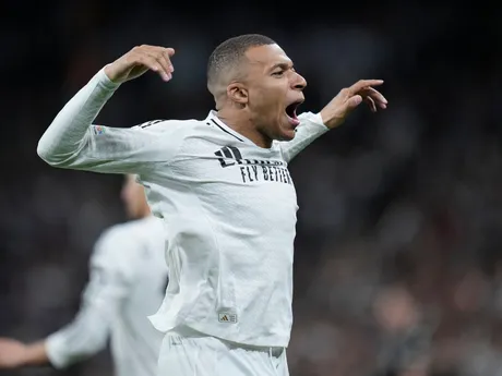 Kylian Mbappé oslavuje gól v odvetnom zápase Real Madrid - Manchester City v play-off o postup do osemfinále Ligy majstrov.