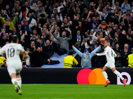 Kylian Mbappé oslavuje gól v odvetnom zápase Real Madrid - Manchester City v play-off o postup do osemfinále Ligy majstrov.