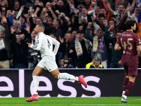 Kylian Mbappé oslavuje gól v odvetnom zápase Real Madrid - Manchester City v play-off o postup do osemfinále Ligy majstrov.