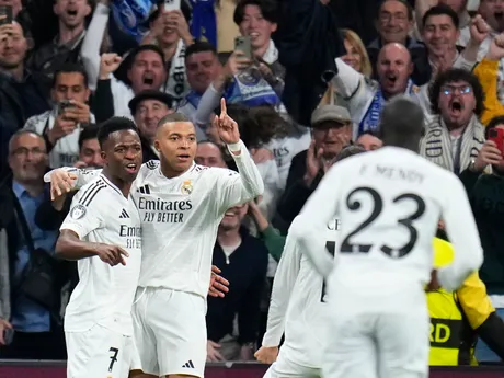 Kylian Mbappé oslavuje gól v odvetnom zápase Real Madrid - Manchester City v play-off o postup do osemfinále Ligy majstrov.