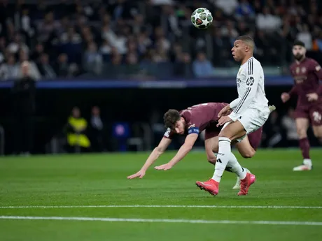 Kylian Mbappé strieľa úvodný gól v odvetnom zápase Real Madrid - Manchester City v play-off o postup do osemfinále Ligy majstrov.