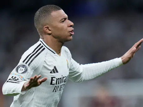 Kylian Mbappé oslavuje gól v odvetnom zápase Real Madrid - Manchester City v play-off o postup do osemfinále Ligy majstrov.