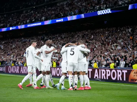 Kylian Mbappé oslavuje úvodný gól so spoluhráčmi v odvetnom zápase Real Madrid - Manchester City v play-off o postup do osemfinále Ligy majstrov.