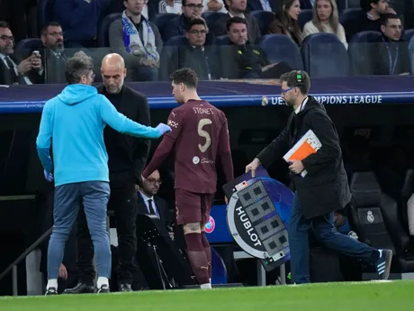 Zranený John Stones strieda v odvetnom zápase Real Madrid - Manchester City v play-off o postup do osemfinále Ligy majstrov.