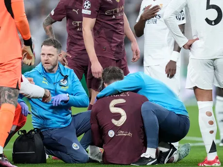 Zranený John Stones v odvetnom zápase Real Madrid - Manchester City v play-off o postup do osemfinále Ligy majstrov.