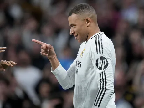 Kylian Mbappé oslavuje druhý gól v odvetnom zápase Real Madrid - Manchester City v play-off o postup do osemfinále Ligy majstrov.