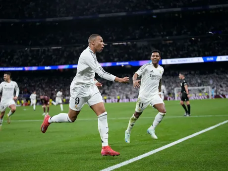 Kylian Mbappé oslavuje druhý gól v odvetnom zápase Real Madrid - Manchester City v play-off o postup do osemfinále Ligy majstrov.