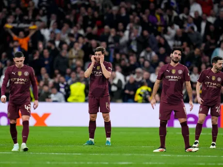 Sklamaní hráči Manchestru City po druhom góle v odvetnom zápase Real Madrid - Manchester City v play-off o postup do osemfinále Ligy majstrov.