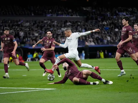 Kylian Mbappé strieľa druhý gól v odvetnom zápase Real Madrid - Manchester City v play-off o postup do osemfinále Ligy majstrov.