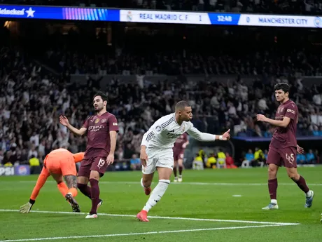 Kylian Mbappé oslavuje druhý gól v odvetnom zápase Real Madrid - Manchester City v play-off o postup do osemfinále Ligy majstrov.