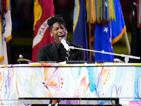 Jon Batiste zaspieval hymnu USA pred začiatkom Super Bowlu LIX.