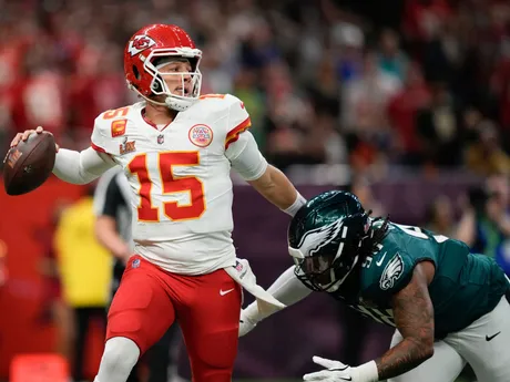 Quarterback Patrick Mahomes bránený Jalenom Carterom počas Super Bowlu LIX.