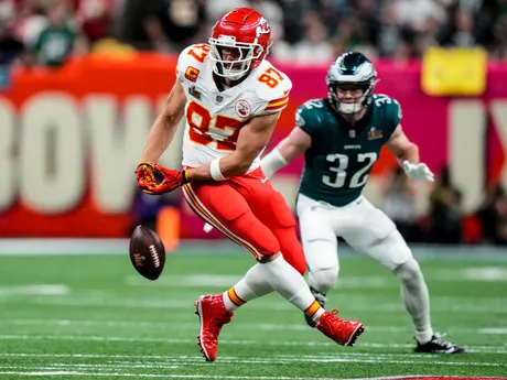 Travis Kelce nedokázal zachytiť prihrávku Patricka Mahomesa v zápase proti Philadelphii. 