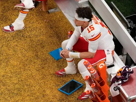 Quarterback Patrick Mahomes sklamane sedí na lavičke počas Super Bowlu LIX.