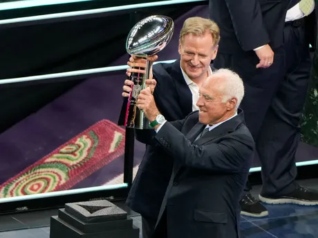 Majiteľ tímu Philadelphia Eagles Jeffrey Lurie dvíha nad hlavu trofej Vinca Lombardiho.