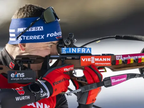 Nemec Justus Strelow pri streľbe počas šprintu na 10km na MS v biatlone 2025.