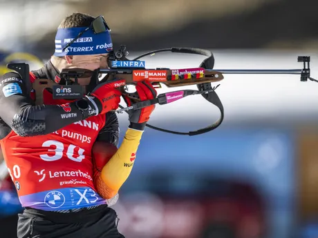 Nemec Justus Strelow pri streľbe počas šprintu na 10km na MS v biatlone 2025.