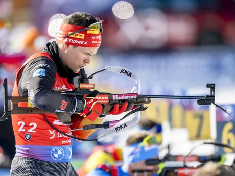 Nemec Philipp Horn sa chystá na streľbu počas šprintu na 10km na MS v biatlone 2025.