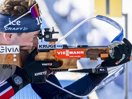 Nór Sturla Holm Laegreid pri streľbe počas šprintu na 10km na MS v biatlone 2025.