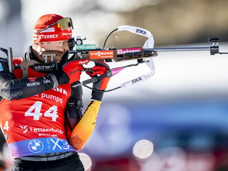 Nemec Philipp Nawrath pri streľbe počas šprintu na 10km na MS v biatlone 2025.