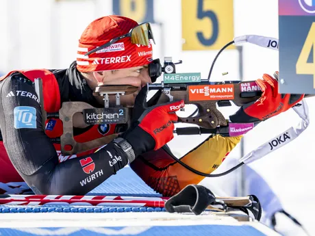 Nemec Philipp Nawrath pri streľbe počas šprintu na 10km na MS v biatlone 2025.