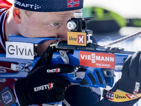 Nór Johannes Thingnes Boe pri streľbe počas šprintu na 10km na MS v biatlone 2025.