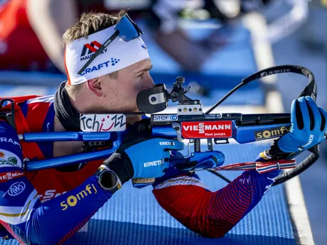 Francúz Fabien Claude pri streľbe počas šprintu na 10km na MS v biatlone 2025.