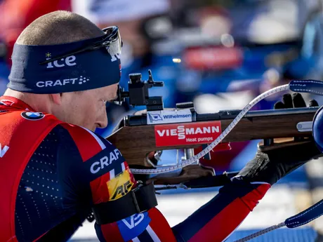 Nór Endre Stroemsheim pri streľbe počas šprintu na 10km na MS v biatlone 2025.