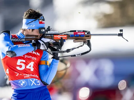 Talian Tommaso Giacomel pri streľbe počas šprintu na 10km na MS v biatlone 2025.