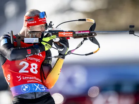 Nemec Danilo Riethmueller pri streľbe počas šprintu na 10km na MS v biatlone 2025.