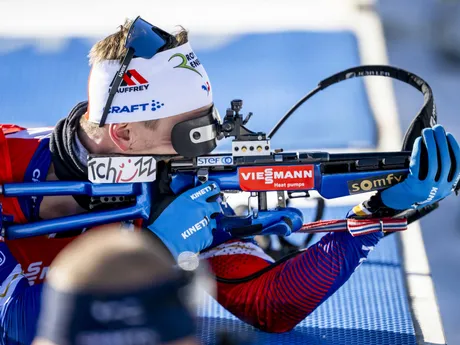 Francúz Fabien Claude pri streľbe počas šprintu na 10km na MS v biatlone 2025.