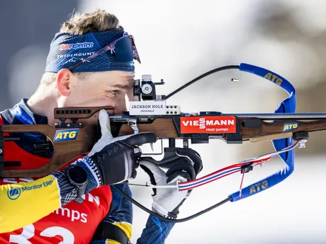 Švéd Martin Ponsiluoma pri streľbe počas šprintu na 10km na MS v biatlone 2025.