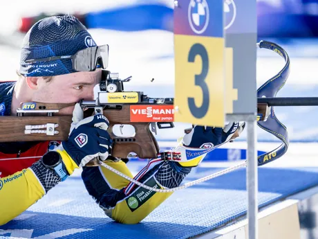 Švéd Sebastian Samuelsson pri streľbe počas šprintu na 10km na MS v biatlone 2025.