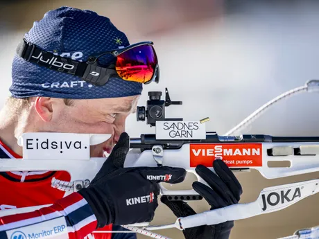 Nór Tarjei Boe pri streľbe počas šprintu na 10km na MS v biatlone 2025.