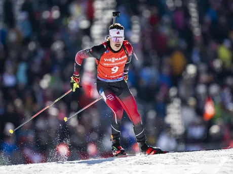 Kanaďan Adam Runnalls počas šprintu na 10km na MS v biatlone 2025.