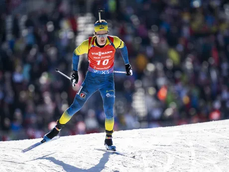 Ukrajine Anton Dudchenko počas šprintu na 10km na MS v biatlone 2025.