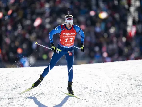 Fín Jaakko Ranta počas šprintu na 10km na MS v biatlone 2025.