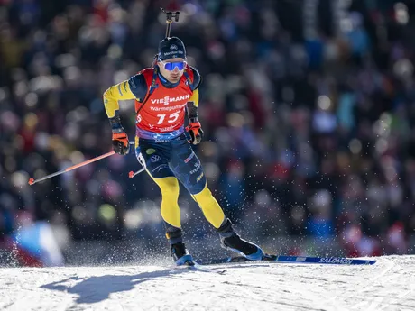 Švéd Jesper Nelin počas šprintu na 10km na MS v biatlone 2025.