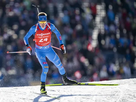 Talian Lukas Hofer počas šprintu na 10km na MS v biatlone 2025.