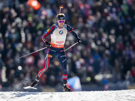 Nór Martin Uldal počas šprintu na 10km na MS v biatlone 2025.