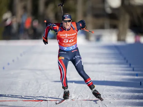 Nór Endre Stroemsheim prichádza do cieľa počas šprintu na 10km na MS v biatlone 2025.